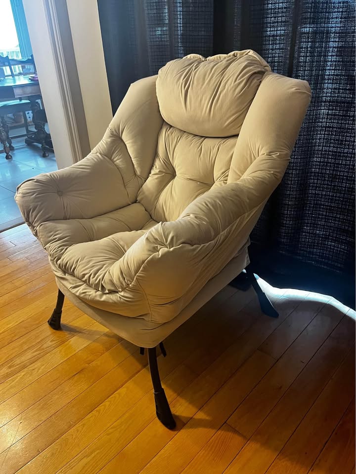 28.5" Wide Velvet Lounge Chair