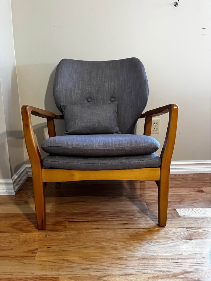 Amantha Tufted Polyester Armchair – Mid-Century Modern Design with Birch Wood Frame & Legs